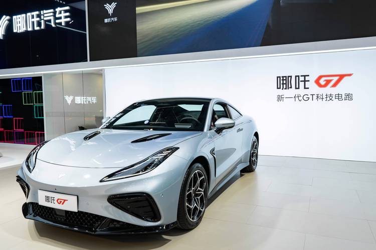 成都202哪吒汽车在智能汽车领域的表现，领途汽车在新能源汽车市场中的影响力